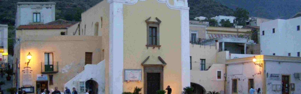 Piazza-sul-molo-di-Salina